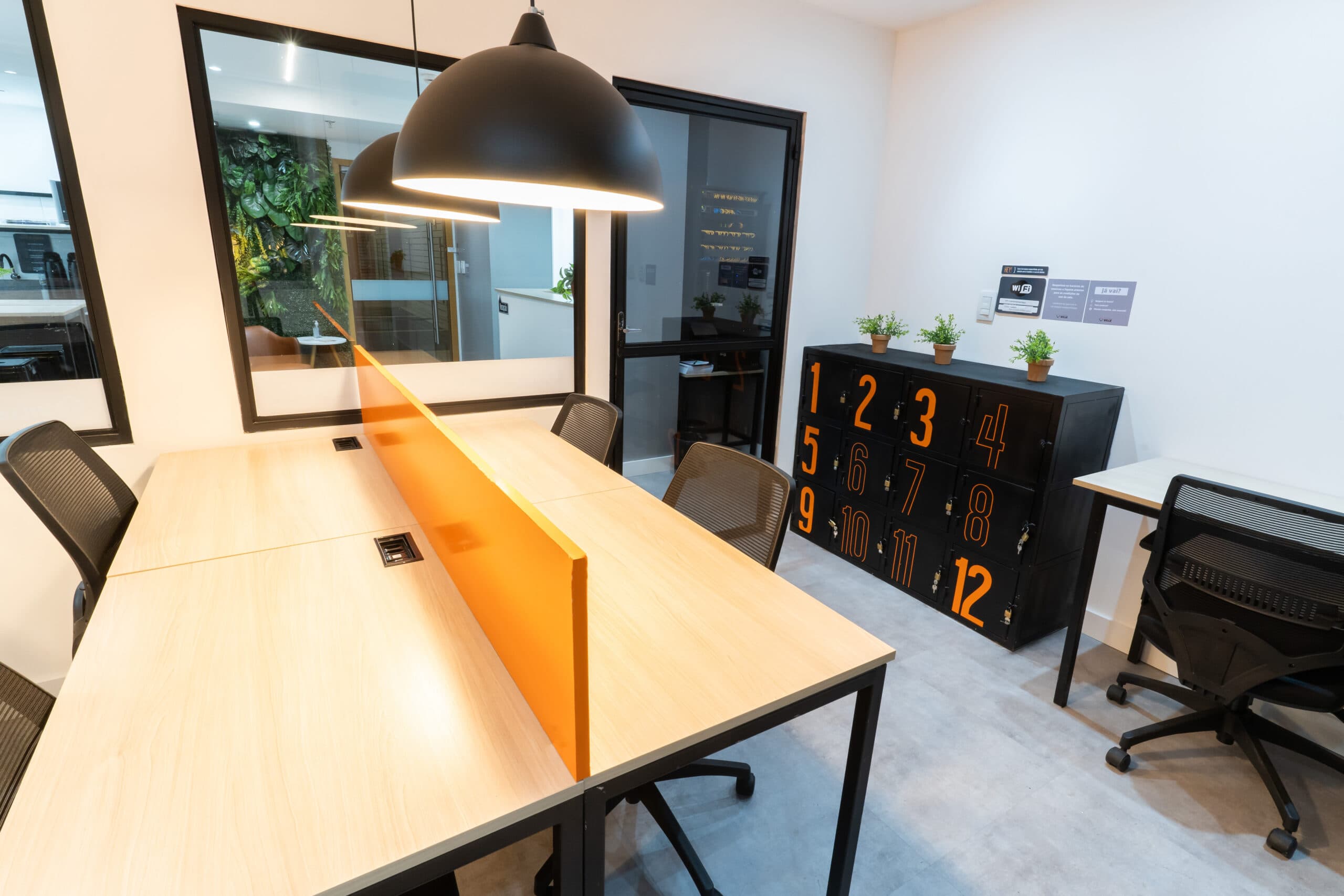 Sala de reunião com mesa para o time